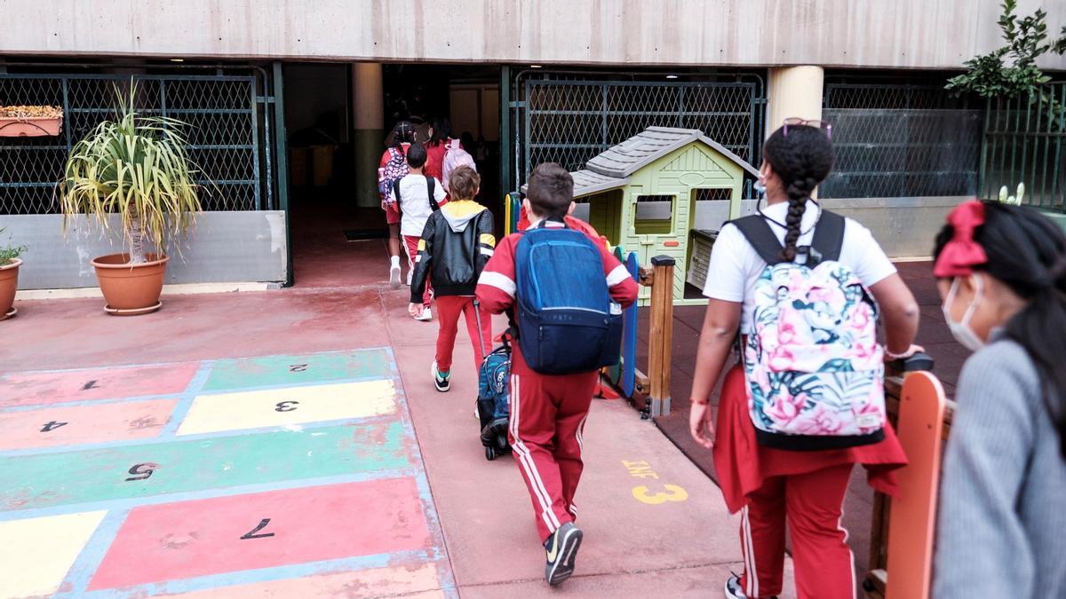 Un grupo de niños entra en un colegio de Las Palmas de Gran Canaria.