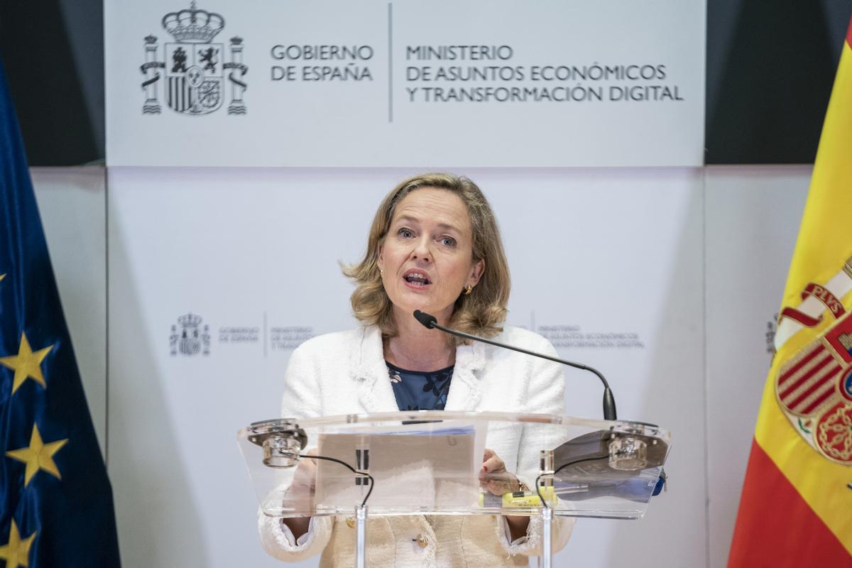 La vicepresidenta primera y ministra de Asuntos Económicos y Transformación Digital, Nadia Calviño, ofrece una rueda de prensa tras una reunión con las asociaciones financieras en la sede del Ministerio de Asuntos Económicos y Transformación Digital, a 7