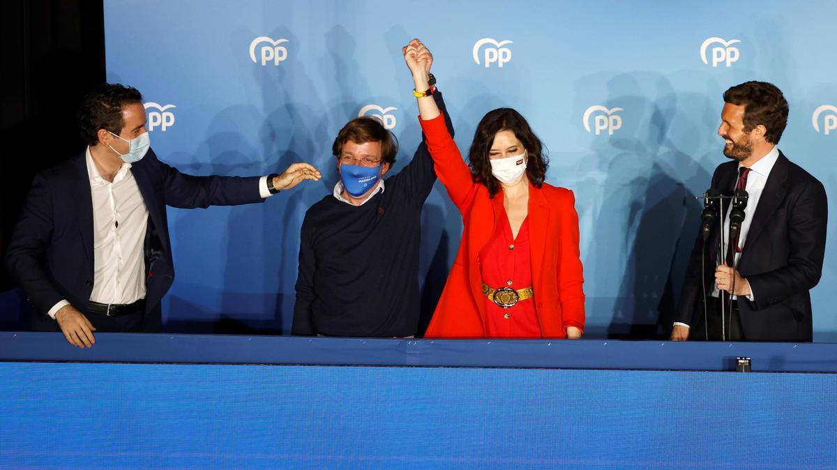 Pablo Casado (derecha), junto a Isabel Díaz Ayuso, José Luis Almeida y Teodoro García Ejea (izquierda), en el balcón de la sede de la calle Génova la noche electoral de las autonómicas madrileñas el pasado 4 de mayo.