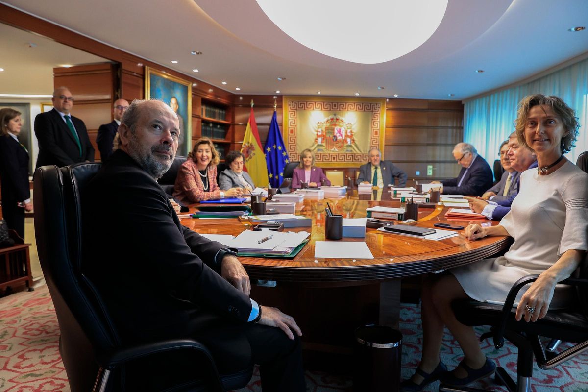 Los magistrados del Tribunal Constitucional Juan Carlos Campo (i) y Laura Díez Bueso (d) asisten al primer Pleno jurisdiccional de la institución tras la XIV renovación de la misma, este martes en Madrid. Los magistrados del Tribunal Constitucional Juan Carlos Campo (i) y Laura Díez Bueso (d) asisten al primer Pleno jurisdiccional de la institución tras la XIV renovación de la misma, este martes en Madrid.