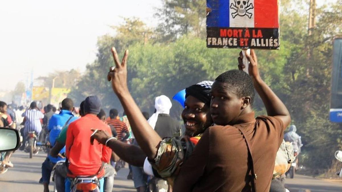 Malienses celebran la salida de las tropas de Francia.