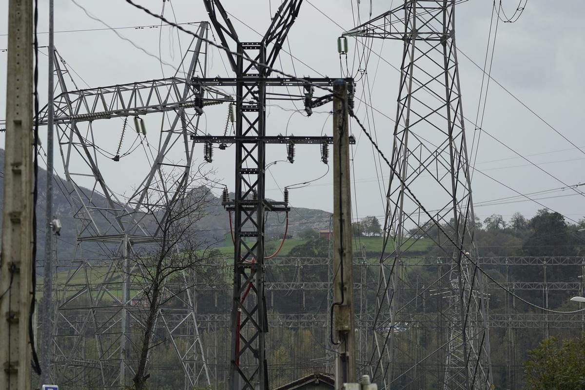 El precio de la luz cae en noviembre a su nivel más bajo de la crisis energética El precio de la luz cae en noviembre a su nivel más bajo de la crisis energética