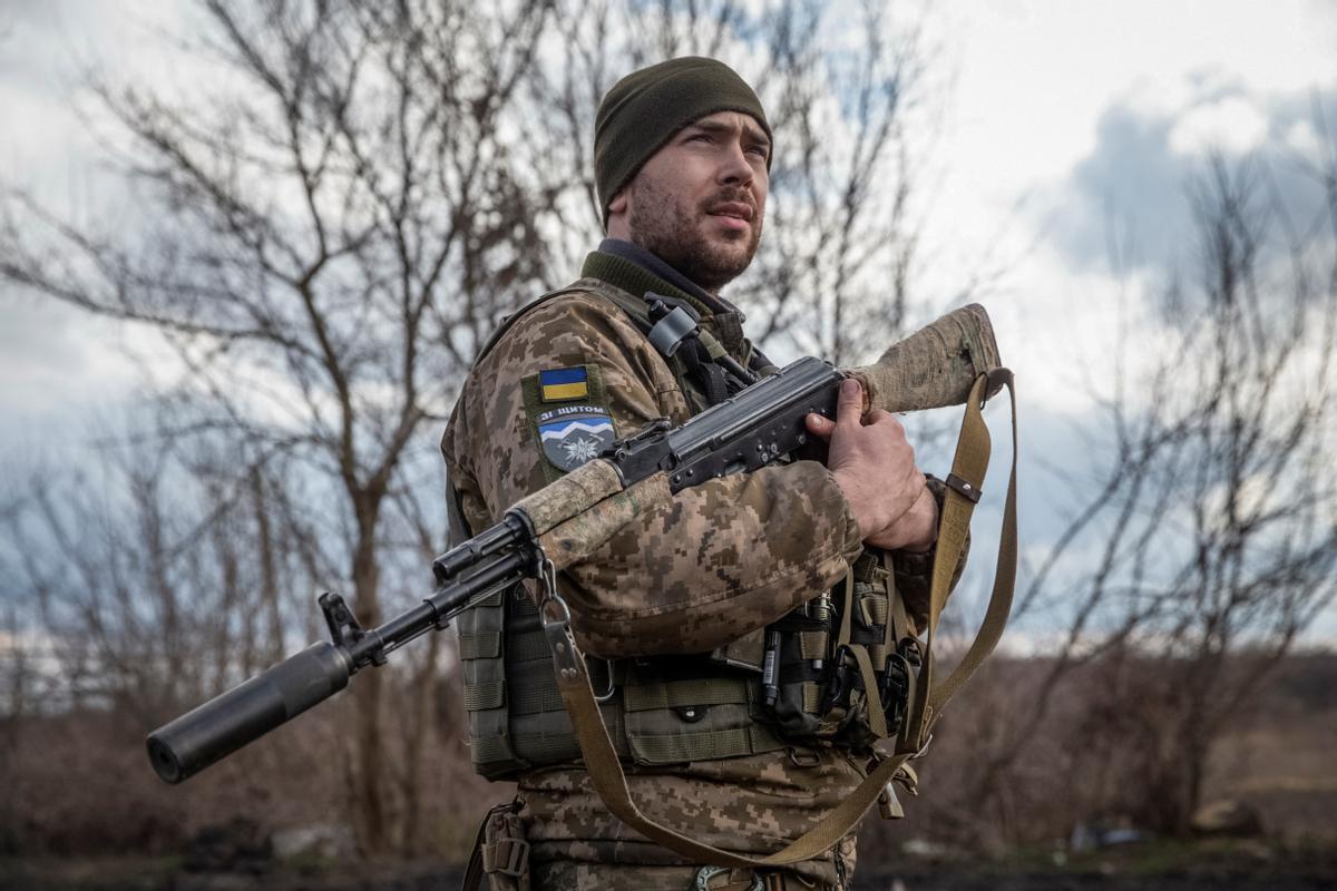 Un militar de Ucrania es visto en la región de Donetsk.