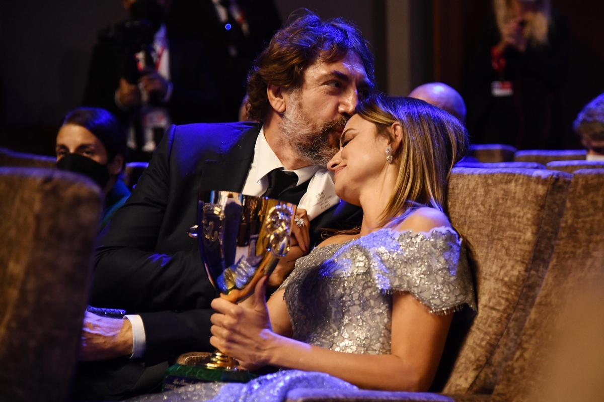 Javier Bardem y Penélope Cruz en el Festival de Cine de Venecia tras recibir la actriz uno de los premios por su papel en ’Madres Paralelas’.