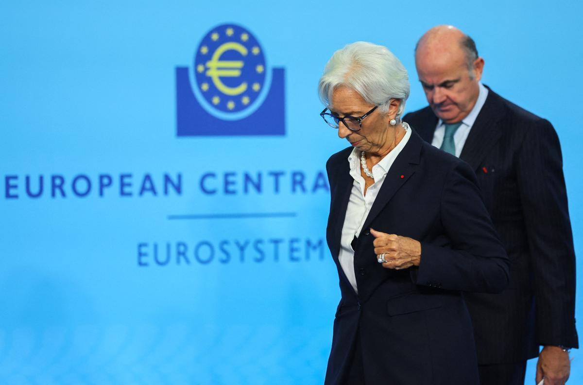 La presidenta del BCE, Christine Lagarde, seguida del vicepresidente, Luis de Guindos, tras un consejo de gobierno.  