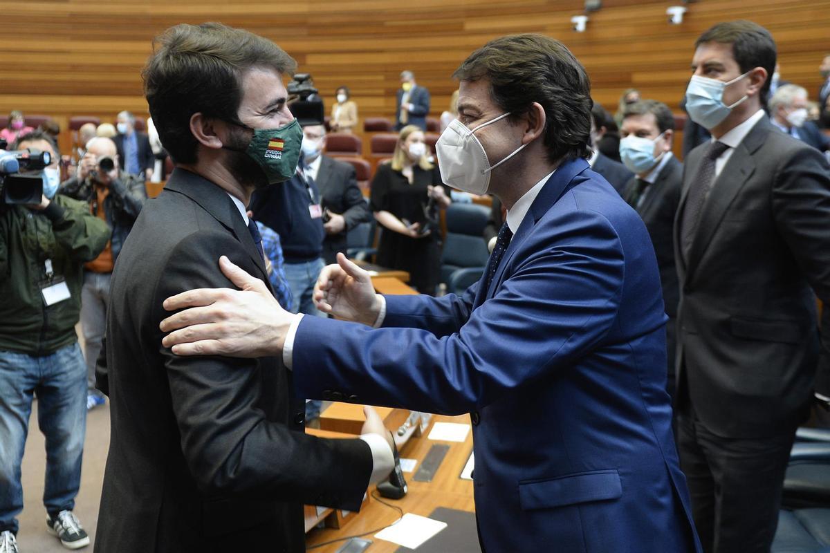 El presidente en funciones de la Junta de Castilla y León, Alfonso Fernández Mañueco (d), saluda al candidato de Vox a la presidencia, Juan García-Gallardo (i), tras el pleno de constitución del parlamento regional.
