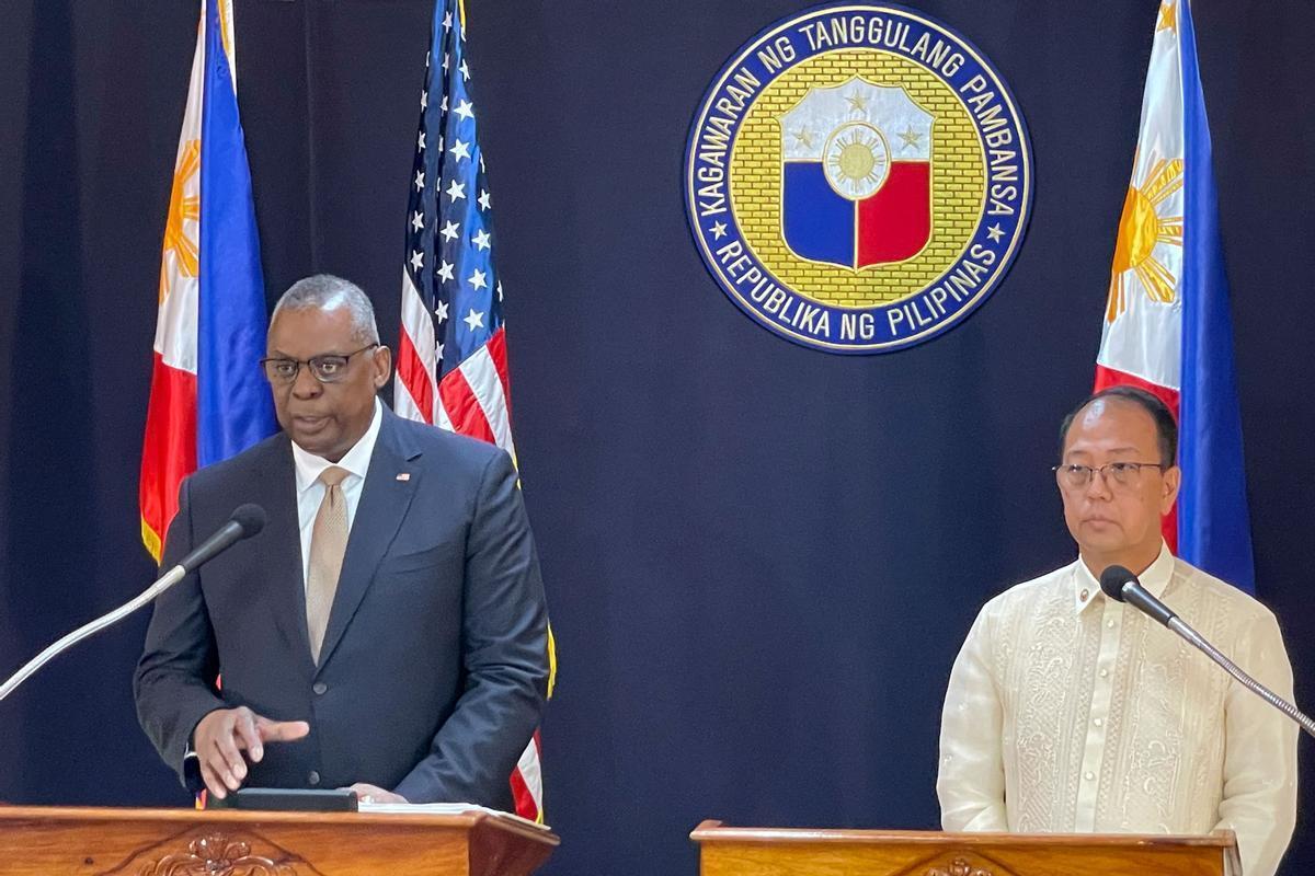 El secretario de Defensa de EEUU, Lloyd Austin, y su homólogo filipino, Carlito Galvez, presentan el acuerdo para aumentar la presencia militar en el archipiélago, este jueves.