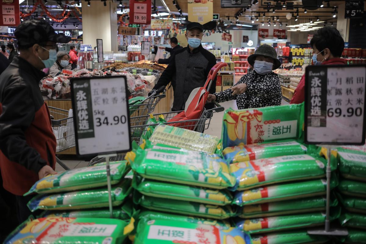 Ciudadanos chinos compran en un supermercado de Pekín