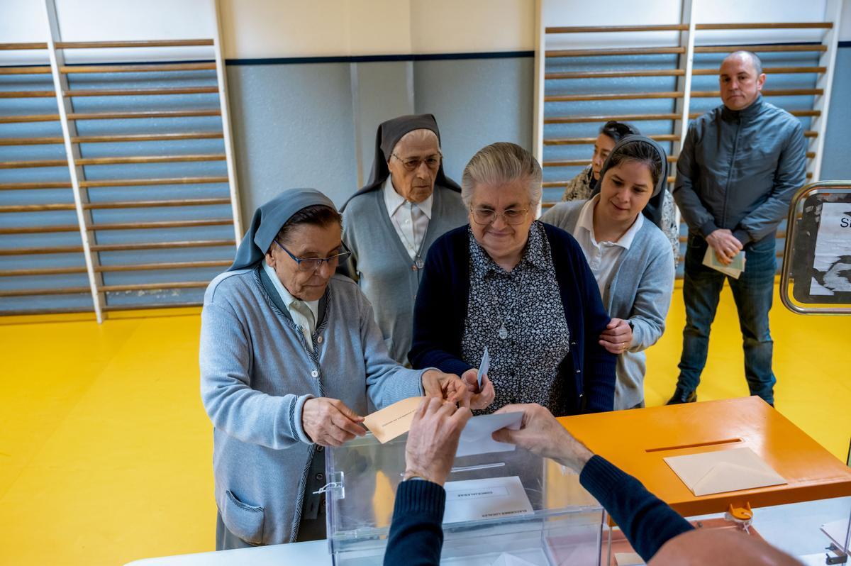 MADRID, 28/05/2023.- Una monjas ejercen su derecho al voto en el colegio electoral de Corazón de María en María en Madrid este domingo durante las elecciones municipales y autonómicas. EFE/ Fernando Villar