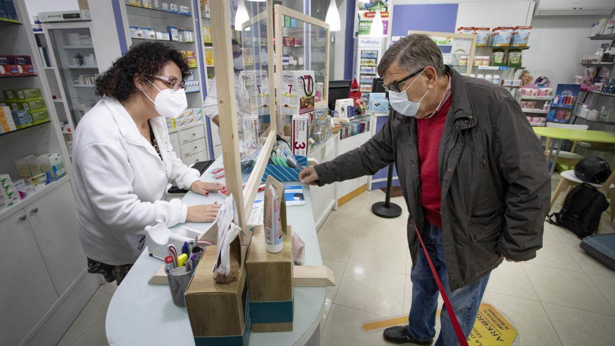 De pueblo en pueblo, de farmacia en farmacia: la angustia de los enfermos por el desabastecimiento de medicamentos