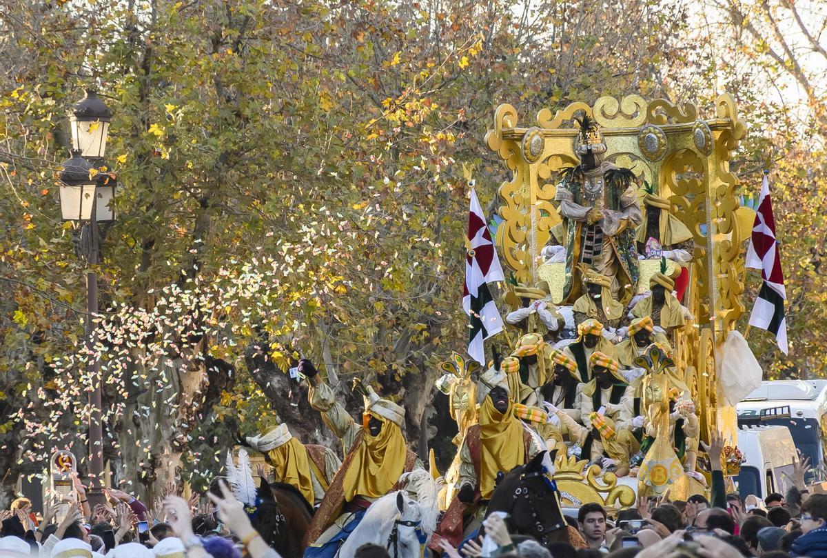 El Rey Baltasar en la cabalgata de los Reyes Magos de Sevilla, que ha recuperado este jueves el itinerario tradicional que la pandemia obligó a modificar y ha contado con 33 carrozas, de las que 13 son nuevas.