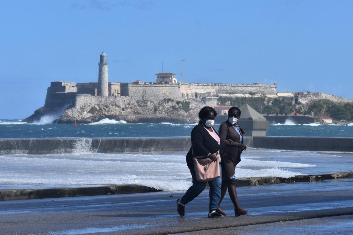 Dos mujeres pasean en el Malecón de La Habana (Cuba).