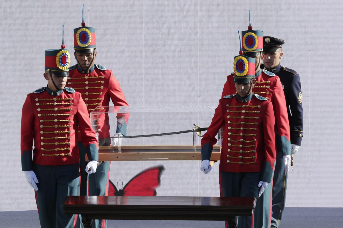 La espada de Simón Bolívar en una urna durante la ceremonia de investidura del presidente de Colombia.