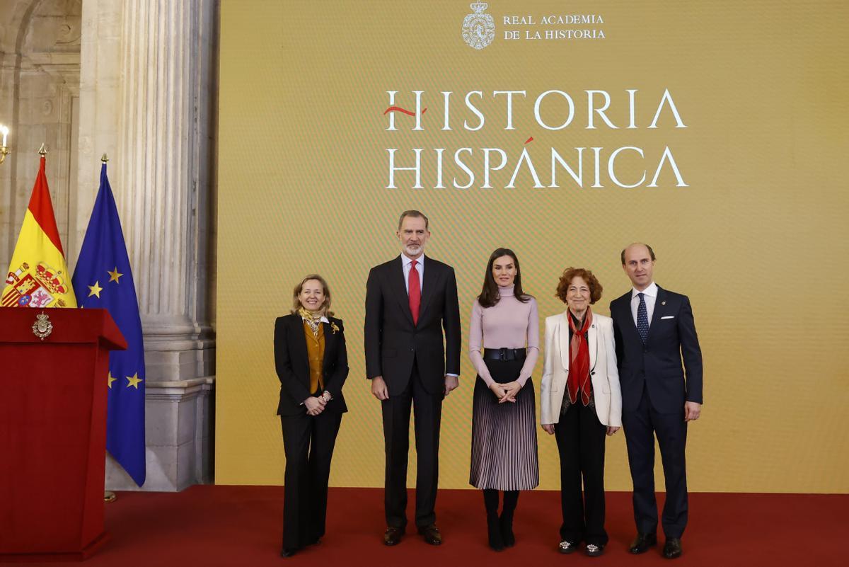 El rey Felipe VI (2i) y la reina Letizia (c) posan para una foto de familia junto a la vicepresidenta primera del Gobierno y ministra de Economía Nadia Calviño (i), la directora de la Real Academia de la Historia (RAH), Carmen Iglesias (2d).