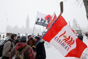 Manifestantes se concentran en Ottawa en apoyo a los camioneros antivacunas que protestan contra las restricciones sanitarias de la pandemia en Canadá.