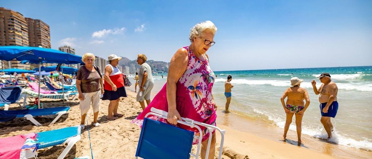 Turistas jubilados disfrutando de la playa en Benidorm.