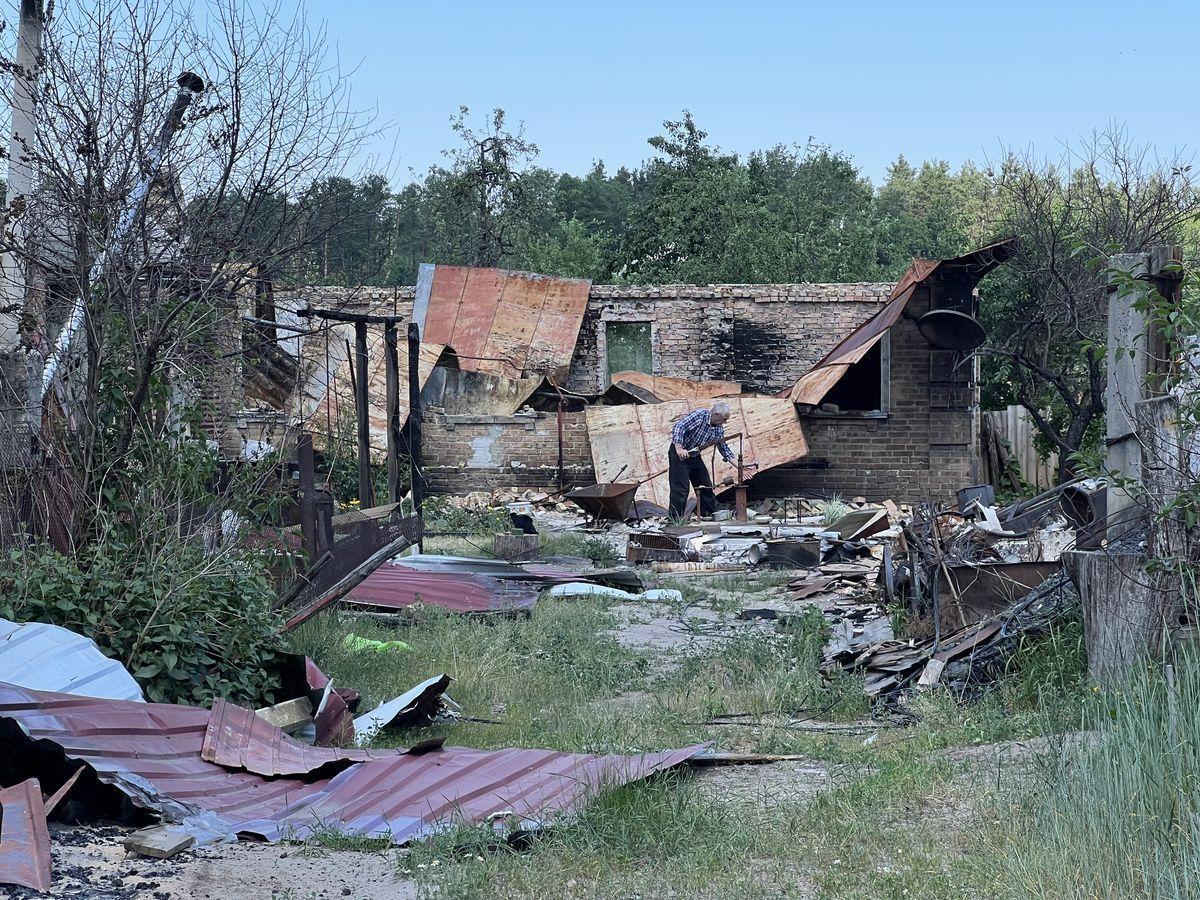 Sergii Zavadskyi, junto a sus pertenencias destruidas en Moschun (Ucrania).