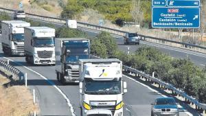 Varios camiones circulan por la autopista AP-