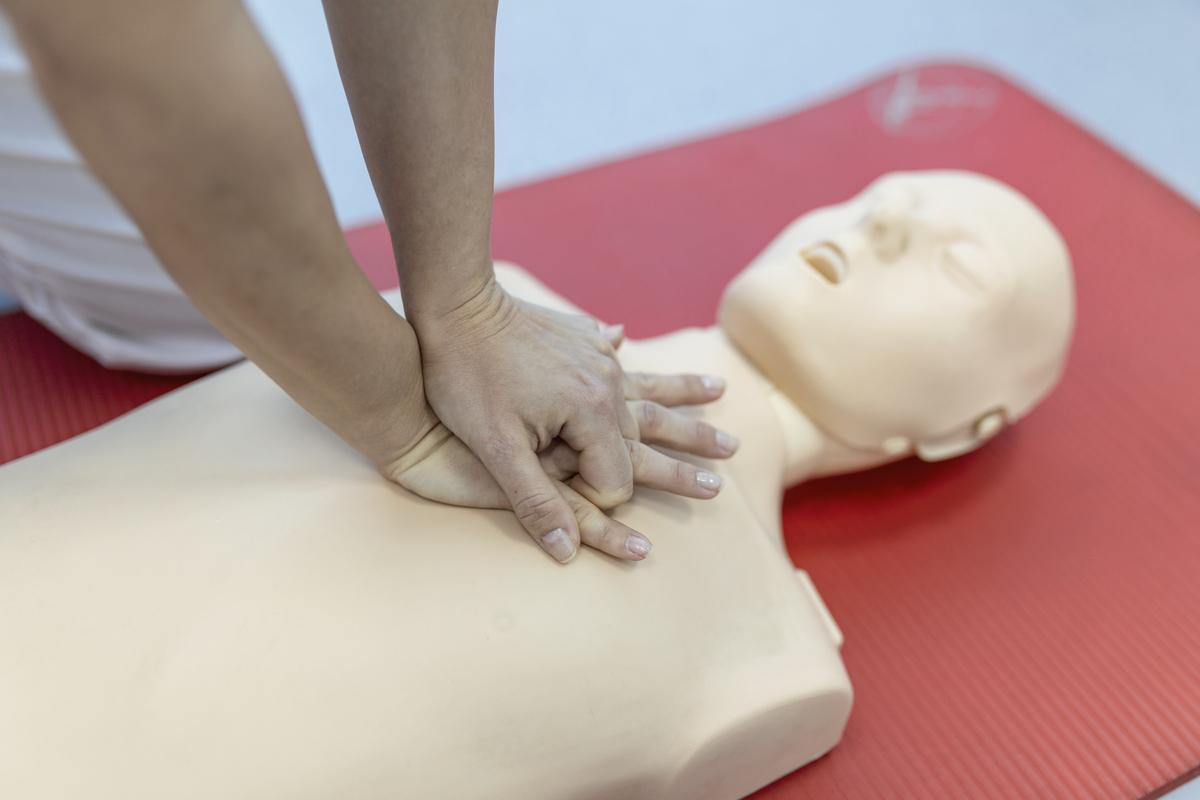 ¿Cómo sabemos si alguien entra en parada cardiorrespiratoria? ¿qué debo hacer si ocurre? ¿Cómo sabemos si alguien entra en parada cardiorrespiratoria? ¿qué debo hacer si ocurre?