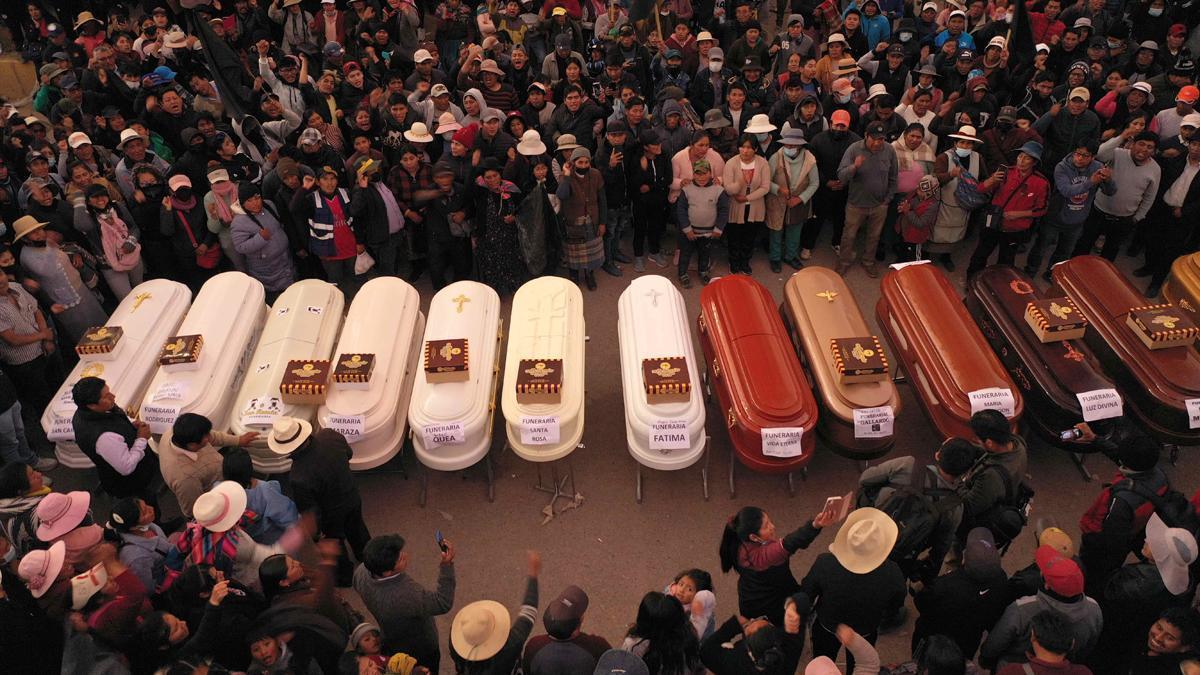 Funeral por los muertos en las protestas en Perú. EFE