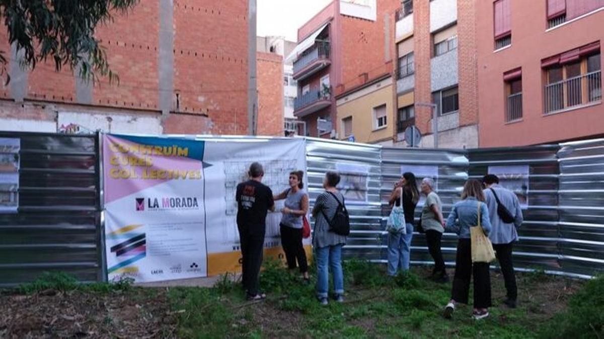 Un grupo de personas se unen en cooperativa para acceder a una vivienda en Barcelona. EFE