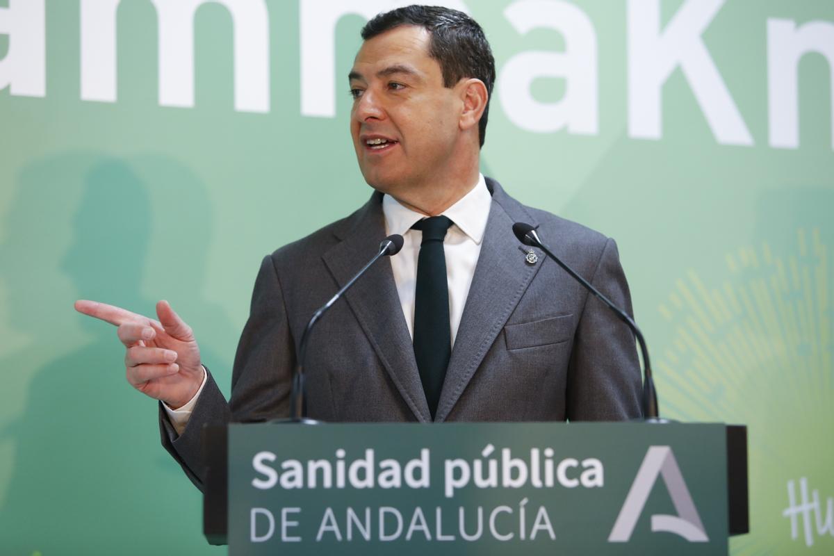 El presidente de la Junta de Andalucía, Juanma Moreno, inaugura el primer ’Gammaknife’ de la sanidad pública española.