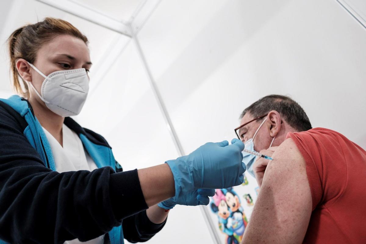 Una enfermera administra a un hombre una dosis de vacuna en Las Palmas de Gran Canaria.