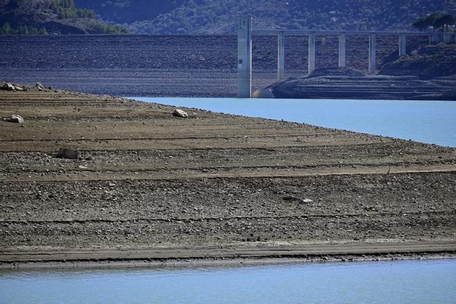 Estado en el que se encuentra el Embalse de la Viñuela en la provincia de Málaga que oficialmente se encuentra en situación de sequía grave.