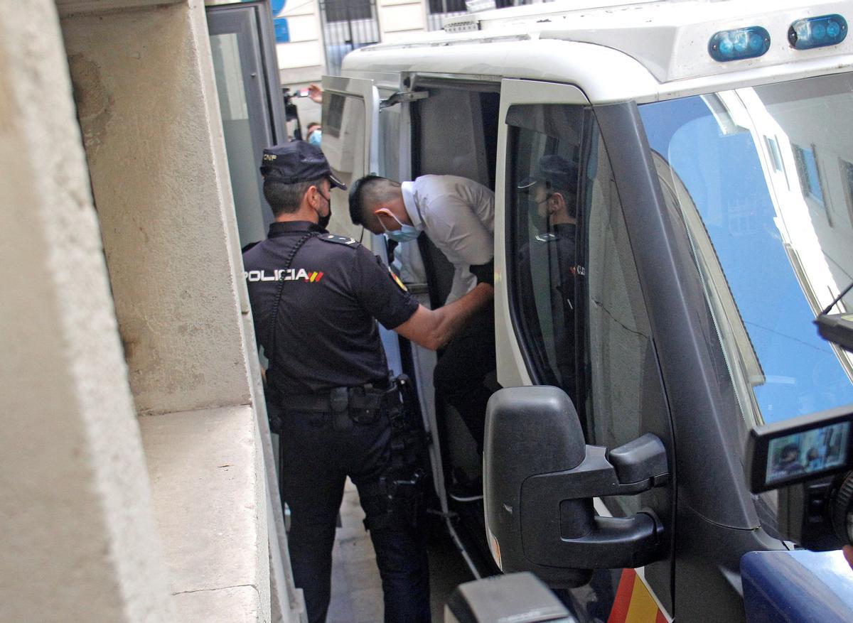 Un detenido por participar presuntamente en una violación grupal llega a la Audiencia de Alicante.