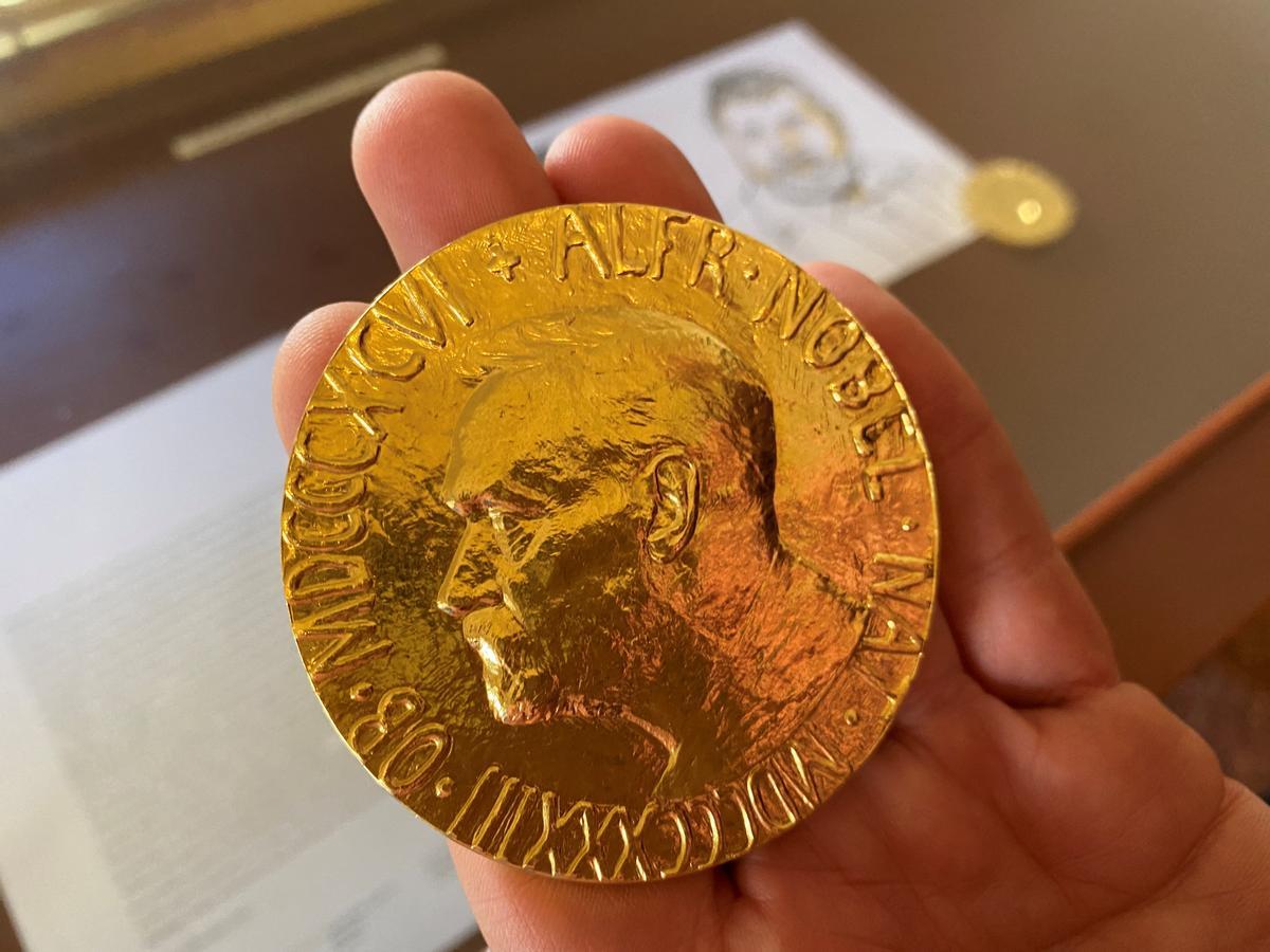 Una réplica de una medalla de los Premios Nobel.