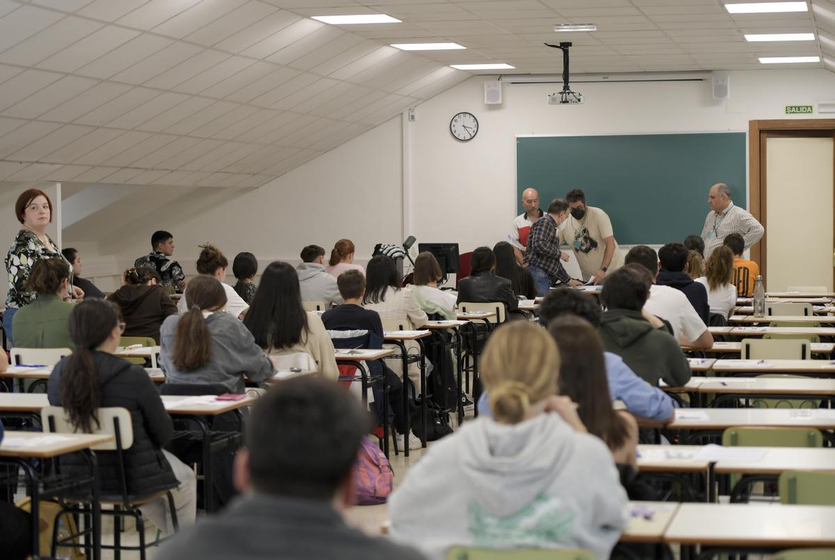 Vista trasera de las pruebas de acceso a la universidad en el Aulario A del Campus de Humanidades de El Milán en Oviedo.EFE/Eloy Alonso
