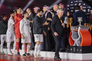 Ancelotti y sus jugadores recogen las medallas tras caer ante el Barcelona. 