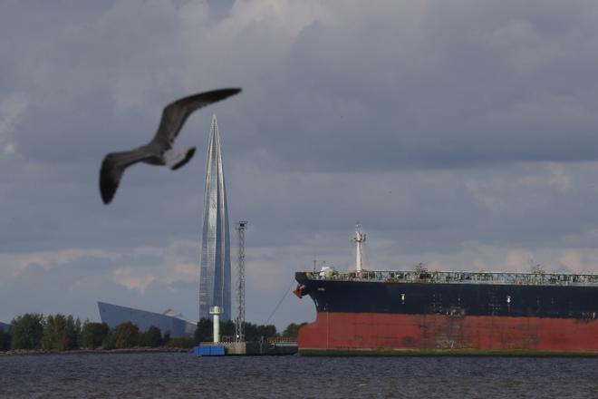 Un petrolero pasa cerca de la torre empresarial Lakhta Center, sede de la corporación energética rusa Gazprom, en San Petersburgo (Rusia).