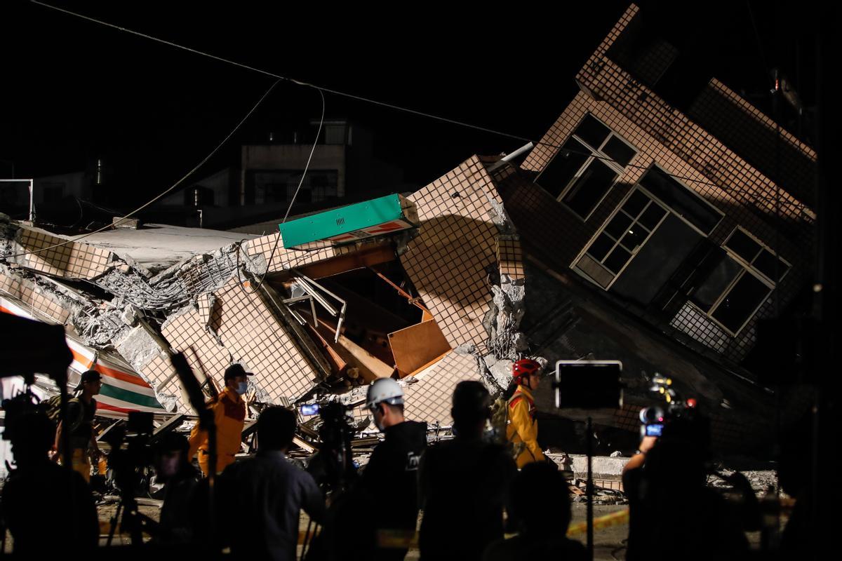 Escombros de una tienda que colapsó en Yuli (Taiwán) tras el terremoto.