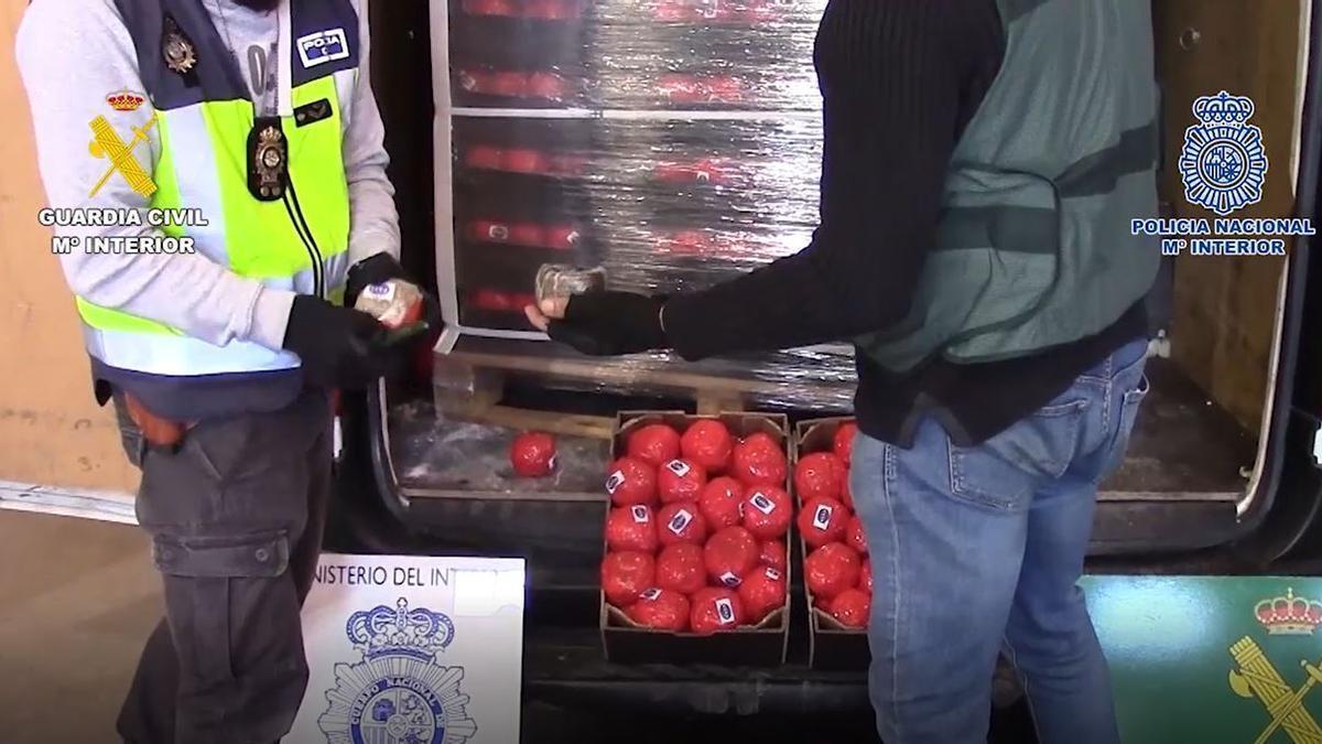 Intervenidas en Málaga más de 22 toneladas de hachís camuflado en tomates falsos