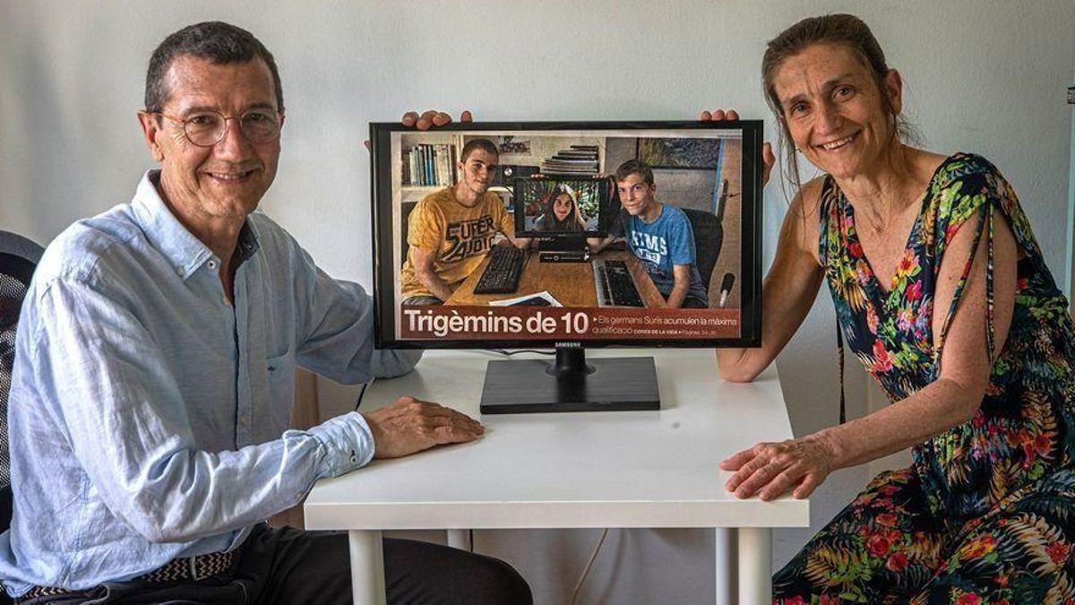 Xavi Surís y Blanca Coll-Vinent miran la portada de EL PERIÓDICO de junio de 2012, en la que aparecieron los trillizos. Xavi Surís y Blanca Coll-Vinent miran la portada de EL PERIÓDICO de junio de 2012, en la que aparecieron los trillizos.