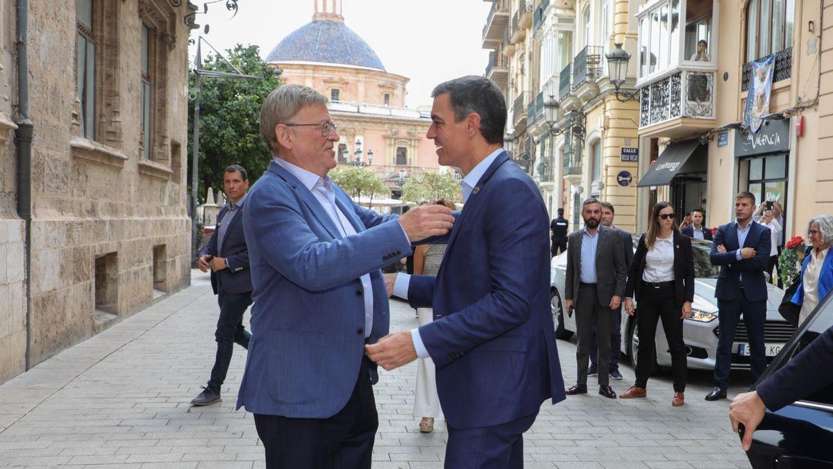 Ximo Puig recibe a Pedro Sánchez a su llegada al Palau de la Generalitat.