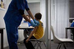 Un niño recibe la vacuna del covid-19 en Barcelona.