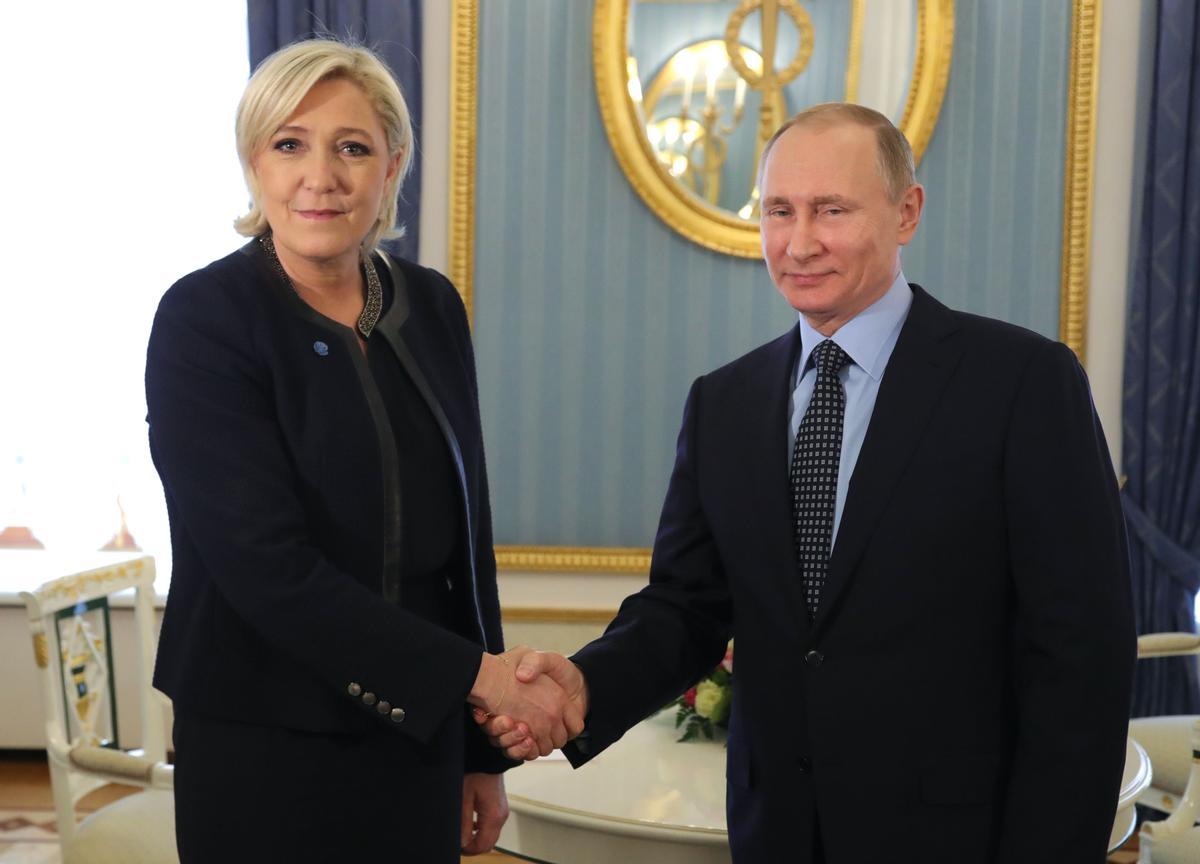 Moscú, 24 de marzo de 2014.- El presidente ruso Vladímir Putin se reúne con la líder de ultraderecha francesa Marine Le Pen, del Frente Nacional. 