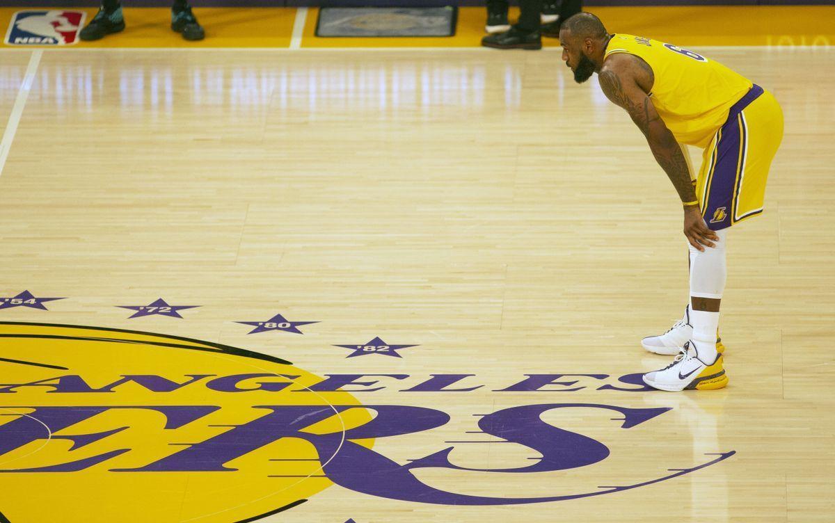 Batacazo de los Lakers: LeBron James se queda matemáticamente sin 'playoff'