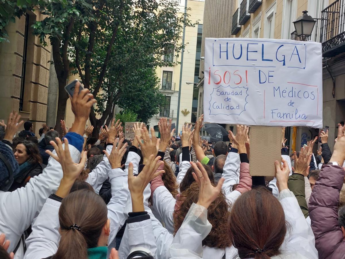 Concentración de médicos Madrid ante la Consejería de Sanidad.