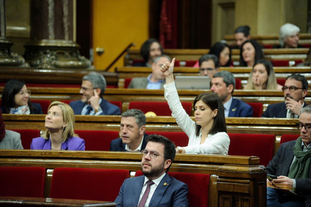 Pere Aragonés, en su escaño del Parlament de Cataluña.