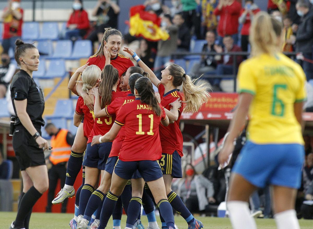 La jugadora de la selección española de fútbol, Alexia Putellas, es felicitada por sus compañeras tras marcar ante Brasil durante un amistoso.