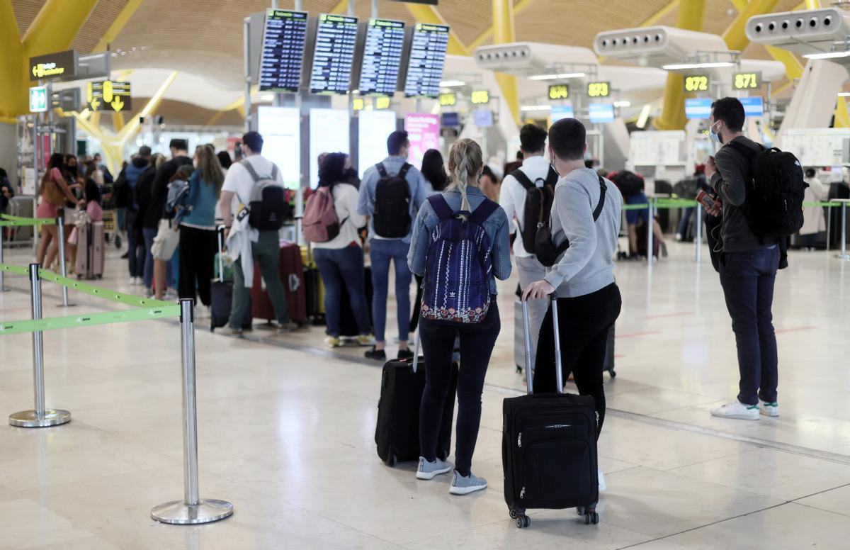 Viajeros esperan la cola en el aeropuerto Adolfo Suárez - Madrid Barajas