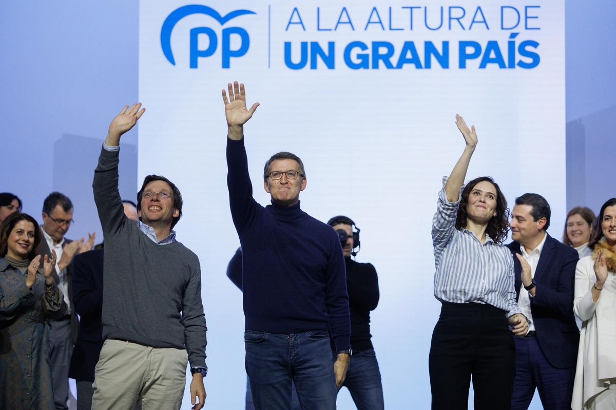 Feijóo junto a Almeida y Ayuso en la presentación de candidatos municipales. Feijóo junto a Almeida y Ayuso en la presentación de candidatos municipales.