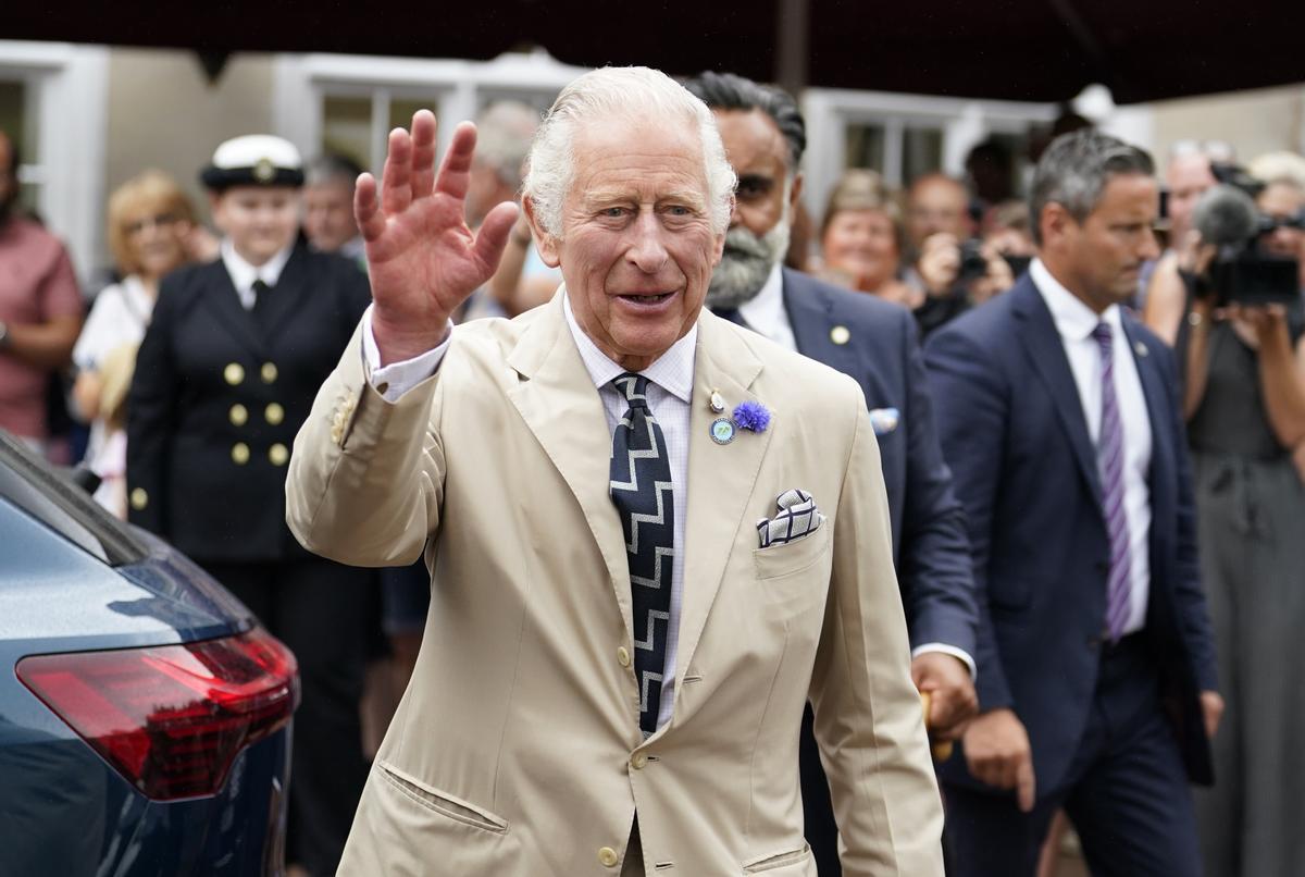 20 de julio de 2022, Torquay (Reino Unido).- El actual rey Carlos III cuando era príncipe de Gales, saludando a la multitud. 