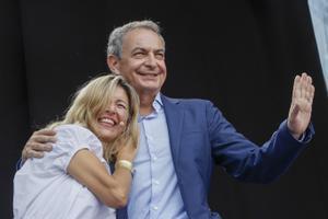 El expresidente del Gobierno, José Luis Rodríguez Zapatero, con la vicepresidenta segunda, Yolanda Díaz, en septiembre, en los actos del festival del diario.es en Valencia. 