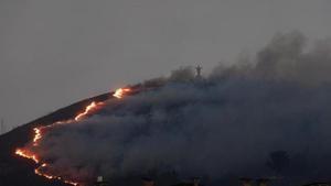 El fuego llega a Oviedo durante la noche y las llamas obligan a cortar varias carreteras