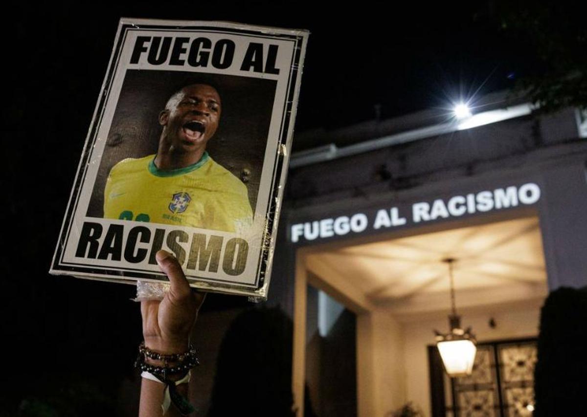 Imagen de la manifestación frente al Consulado de España en Sao Paulo en muestra de apoyo a Vinícius Júnior 