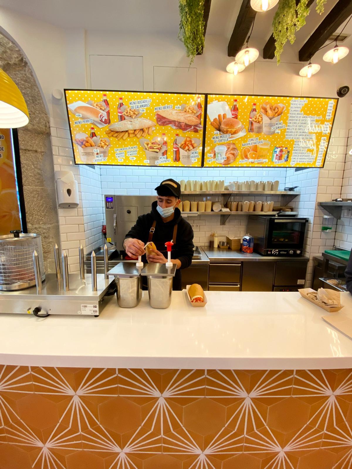 Vuelve a Gran Vía el perrito Nebraska, el más famoso de Madrid